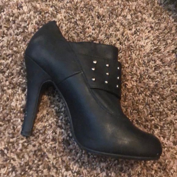 Leather booties, one black one grey - Picture 3 of 5